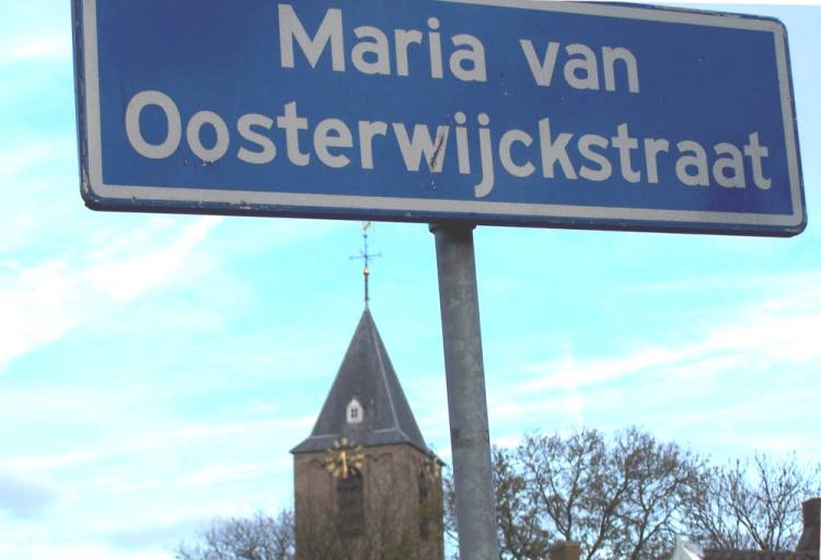 Maria van Oosterwijckstraat in Nootdorp met op de achtergrond de NH-kerk